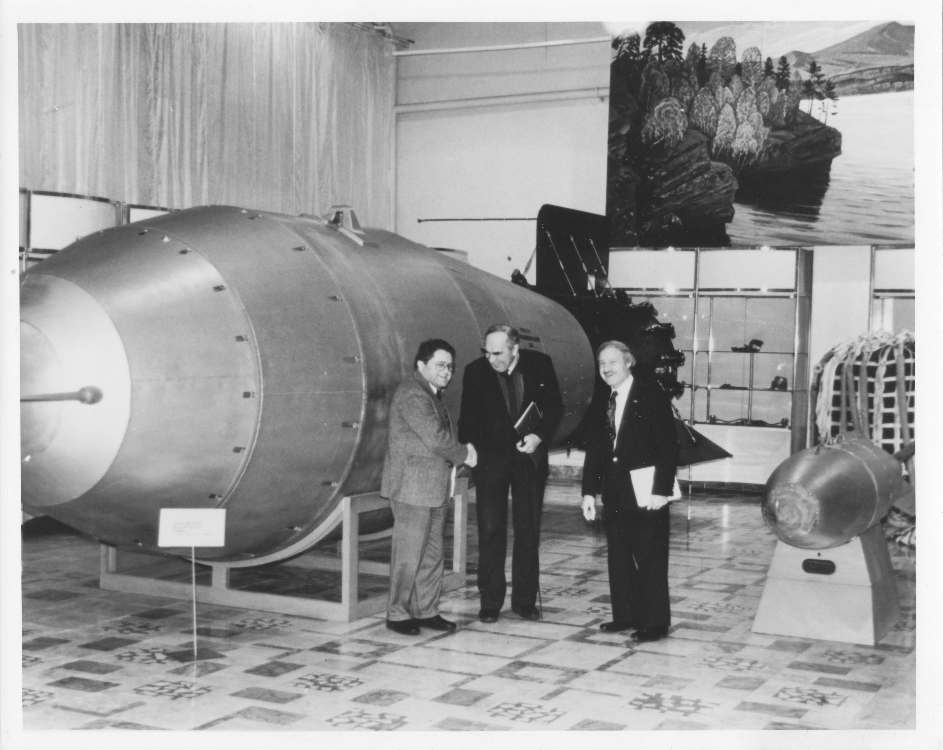 Испытания первой в мире. Ан602 царь-бомба. Царь бомба 1961. Царь бомба Кузькина мать. Царь-бомба (ан602) – 58 мегатонн.